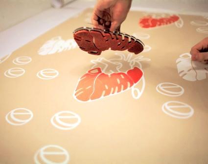 Рисунки на обоях своими руками при помощи трафаретов Рисунки на обоях своими руками при помощи трафаретов